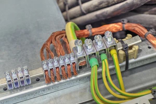 Terminales de puesta a tierra y cables en cubículo de control eléctrico industrial — Foto de Stock