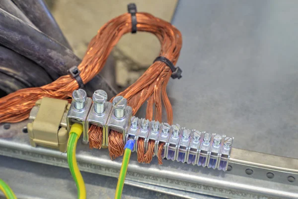 Topraklama terminalleri ve endüstriyel elektrik kontrol kabin teller