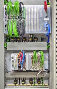 Röle koruma ve işlem denetlemek için elektronik cihazlar ile endüstriyel elektrik paneli