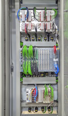 Röle koruma ve işlem denetlemek için elektronik cihazlar ile endüstriyel elektrik paneli