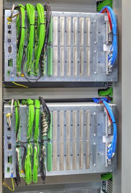 Röle koruma ve işlem denetlemek için elektronik cihazlar ile endüstriyel elektrik paneli