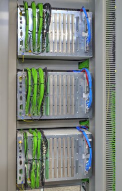 Röle koruma ve işlem denetlemek için elektronik cihazlar ile endüstriyel elektrik paneli
