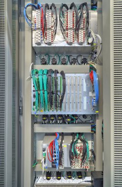 Röle koruma ve işlem denetlemek için elektronik cihazlar ile endüstriyel elektrik paneli
