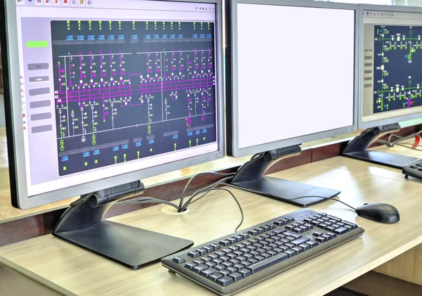 Ordenadores y monitores con diagrama esquemático de supervisión, control y adquisición de datos — Foto de Stock