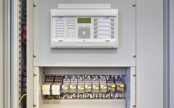 Painel de controle elétrico com dispositivo eletrônico para proteção de relé na subestação elétrica — Fotografia de Stock