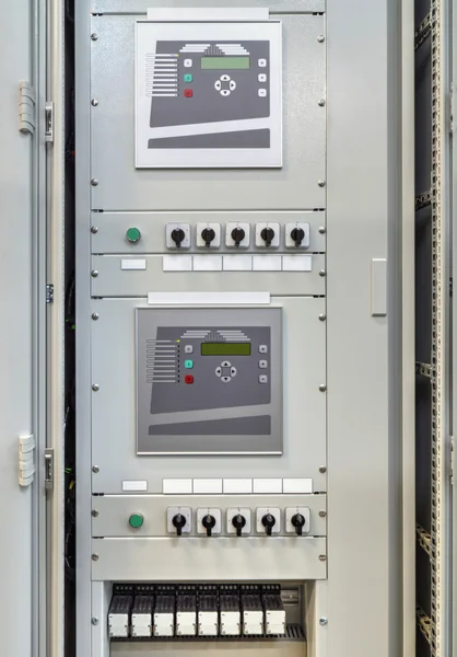 Panel sterowania elektrycznego z urządzenia elektronicznego do przekaźnika ochrony w elektroenergetyczna — Zdjęcie stockowe