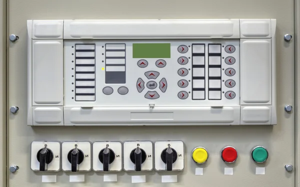 Panel de control eléctrico con dispositivo electrónico para la protección de relés en subestaciones eléctricas — Foto de Stock