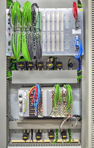 Panel eléctrico industrial con dispositivos electrónicos para la protección de relés y control de procesos —  Fotos de Stock