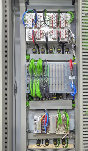 Промышленная электрическая панель с электронными устройствами для релейной защиты и управления процессом — стоковое фото