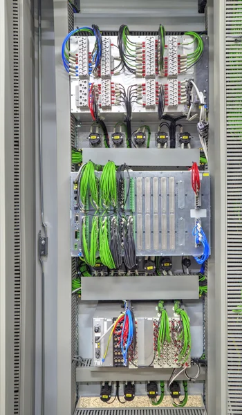 Panel eléctrico industrial con dispositivos electrónicos para la protección de relés y control de procesos — Foto de Stock