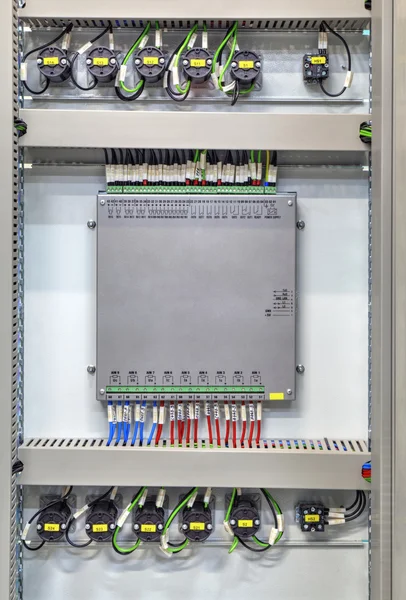 Panel eléctrico industrial con dispositivos electrónicos para la protección de relés y control de procesos —  Fotos de Stock