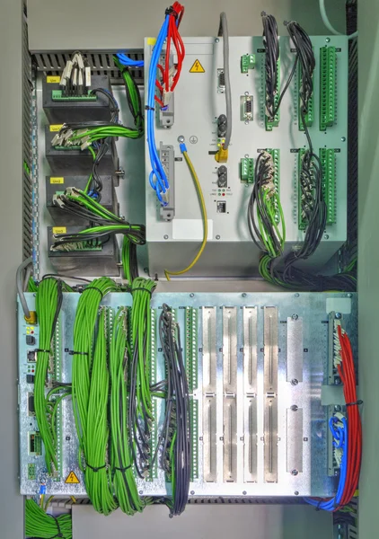 Panel eléctrico industrial con dispositivos electrónicos para la protección de relés y control de procesos — Foto de Stock