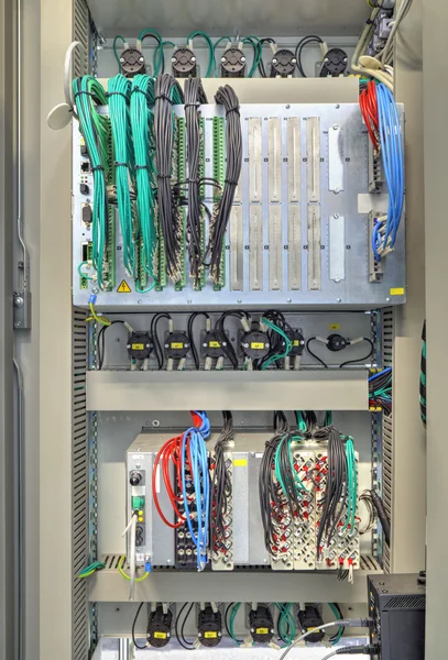 Panel eléctrico industrial con dispositivos electrónicos para la protección de relés y control de procesos — Foto de Stock