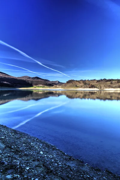 Bela paisagem com lagoa — Fotografia de Stock