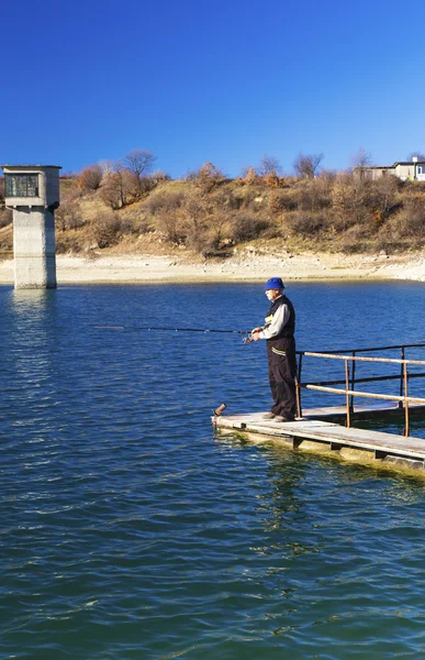青い湖の釣り漁師 — ストック写真
