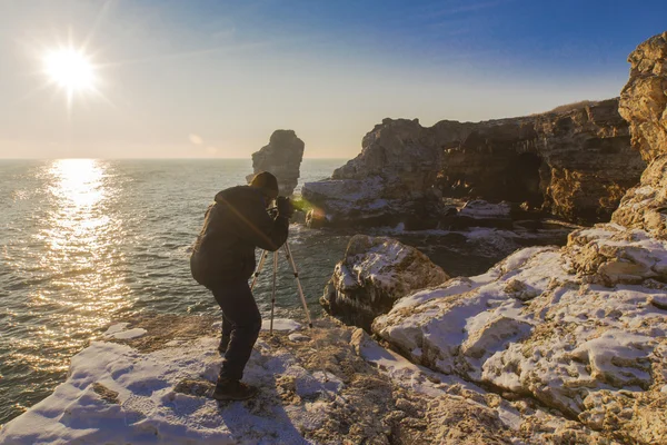 Fotograf på klipporna med liggande bilder — Stockfoto