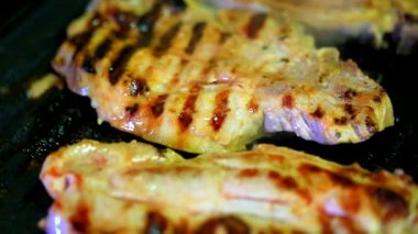 Izgarada taze et pişirme