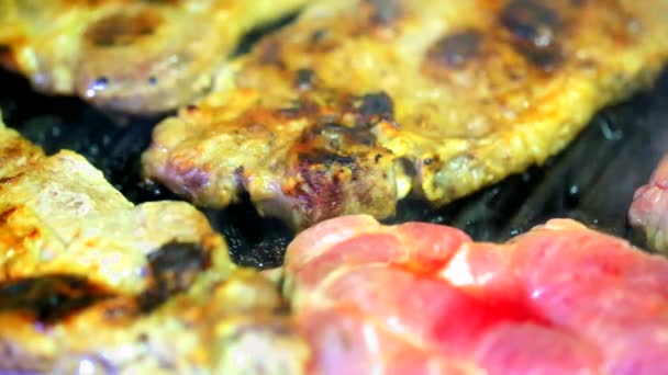Cuocere carne fresca alla griglia — Video Stock