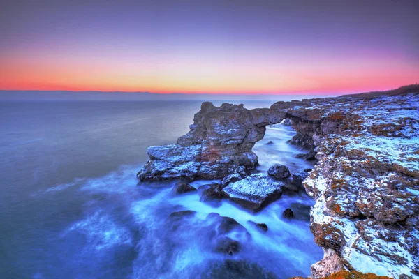 Sunrise over the sea and rocky shore — Stock Photo, Image