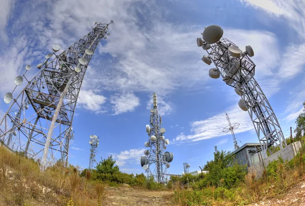 Kommunikációs antenna tornyok, a hal-szem szempontból — Stock Fotó