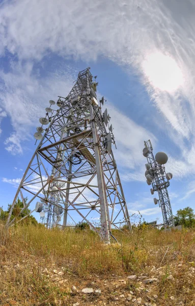 Kommunikációs antenna tornyok, a hal-szem szempontból — Stock Fotó