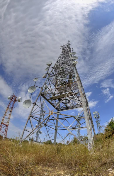 Communicatie antenne torens in vis-eye perspectief — Stockfoto