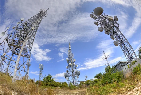 Kommunikációs antenna tornyok, a hal-szem szempontból — Stock Fotó
