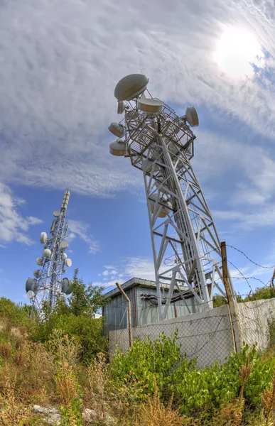 Kommunikációs antenna tornyok, a hal-szem szempontból — Stock Fotó