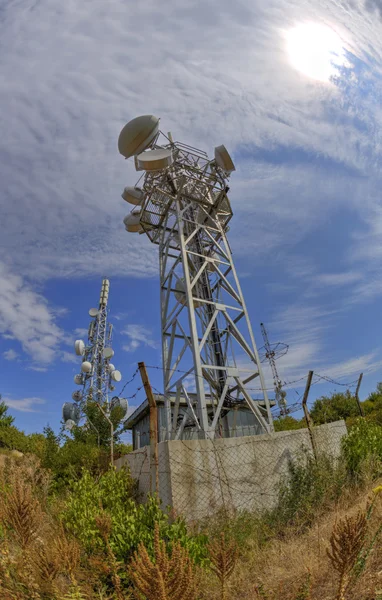 Tours d'antenne de communication dans la perspective poisson-oeil — Photo