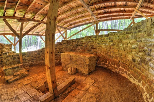 Ruïnes van een oude vesting bedekt met houten dak — Stockfoto