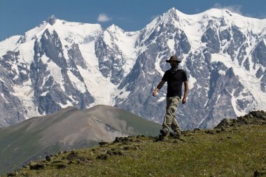 adam aralığı Caucasus yürüyüş şapka ile
