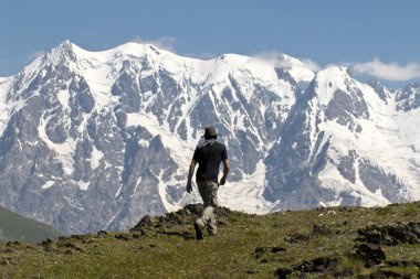 adam aralığı Caucasus yürüyüş şapka ile