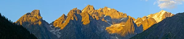 Géorgie montagnes Caucase tôt le matin — Photo