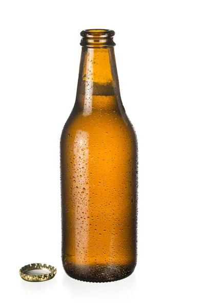 Cerveja isolada sobre fundo branco — Fotografia de Stock