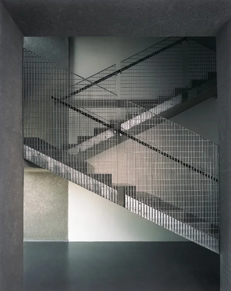 Архитектурная деталь железной лестницы — стоковое фото