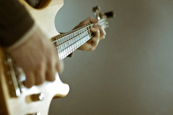 Guitarra nas mãos — Fotografia de Stock