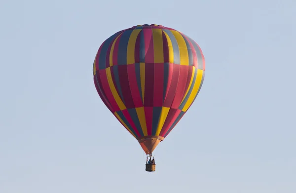 Heißluftballon am Himmel lizenzfreie Stockfotos