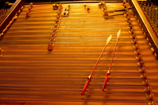 Cimbalom струнный музыкальный инструмент — стоковое фото