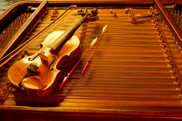 Violin handpåläggning cymbalon sträng musik instrumenterar — Stockfoto