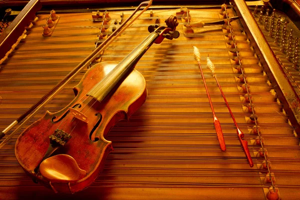 Violin handpåläggning cymbalon sträng musik instrumenterar — Stockfoto