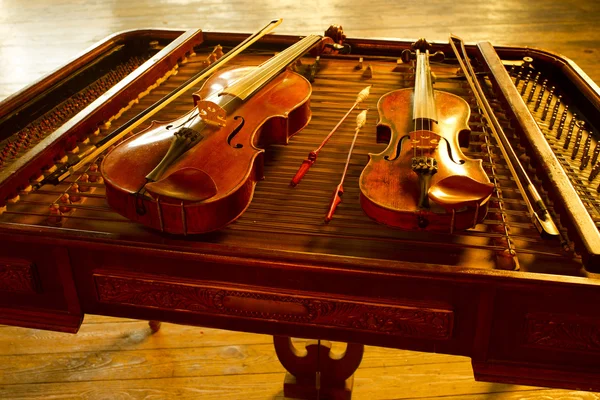 Τοποθέτηση τσίμπαλο έγχορδο μουσική βιολί — Φωτογραφία Αρχείου