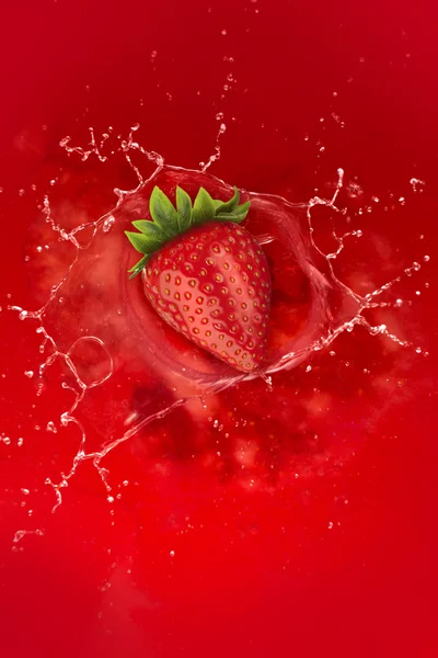 Éclaboussure de fraise dans le jus — Photo