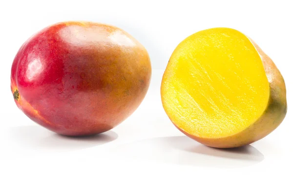 Fruits de mangue sur blanc — Photo