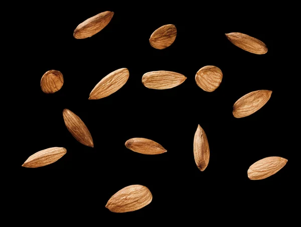 Perfecto catorce almendras sobre fondo negro con camino — Foto de Stock