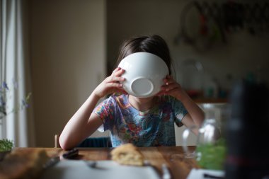 Çocuk doğrudan kaseden yemek