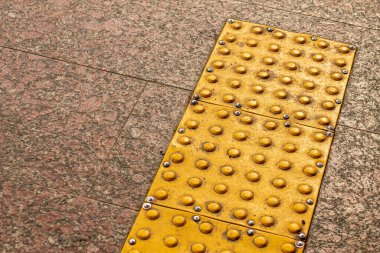 Sarı demir kayma önleyici mermer yola yerleştirildiğinde alışveriş arabaları için kullanılıyor