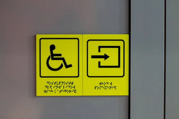 Körler ve engelliler için engelli parkı işareti