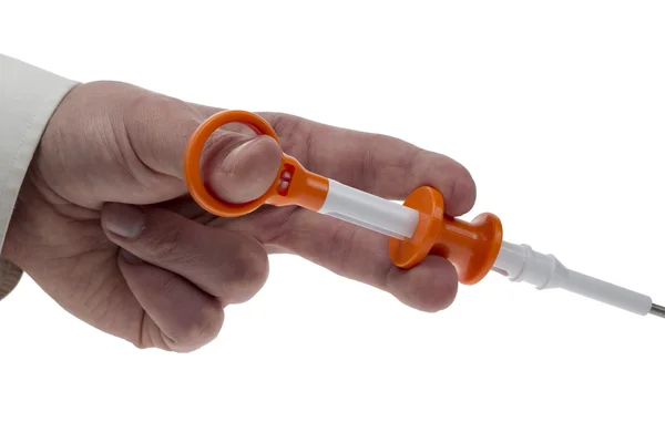 Käsi lääkinnällisen laitteen ruiskun käytössä — kuvapankkivalokuva