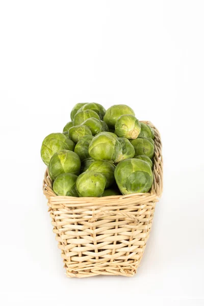 Sepet beyaz izole brussel lahanası dolu