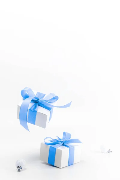 Kerstverkoop Witte Geschenkdoos Met Blauw Lint Nieuwjaarsballen Kerstcompositie Witte Achtergrond — Stockfoto